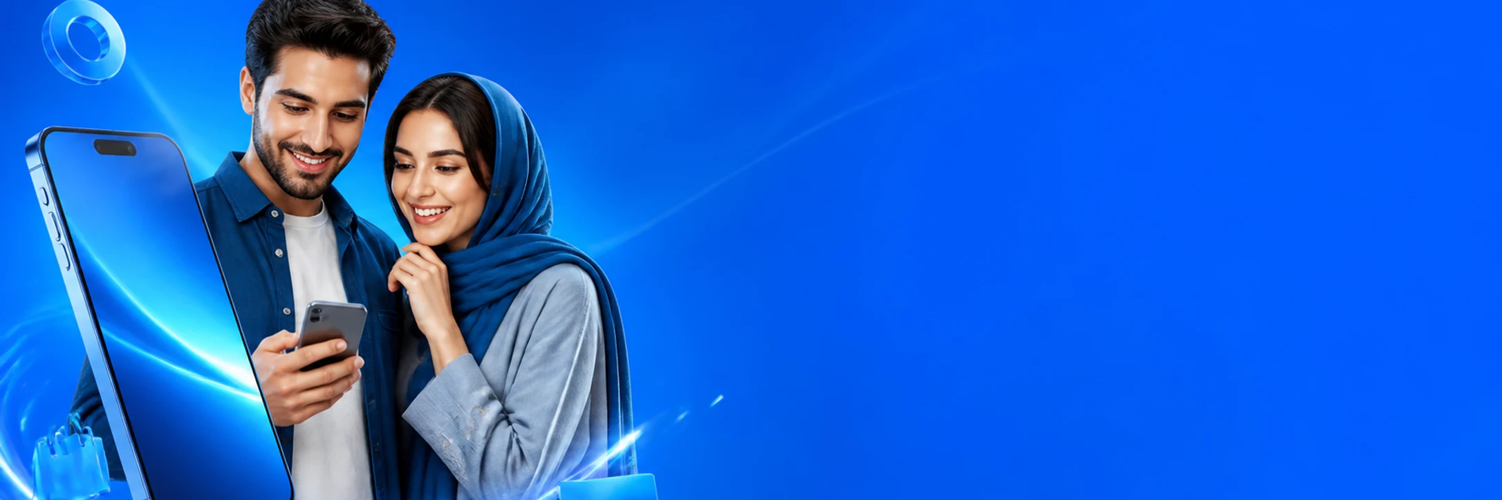 زوج جوان در حال انتخاب گوشی برای خرید اقساطی